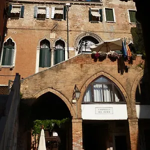 Gasthuis Palazzo Lion Morosini - Check In Presso Ai Santi Apostoli, Venetië